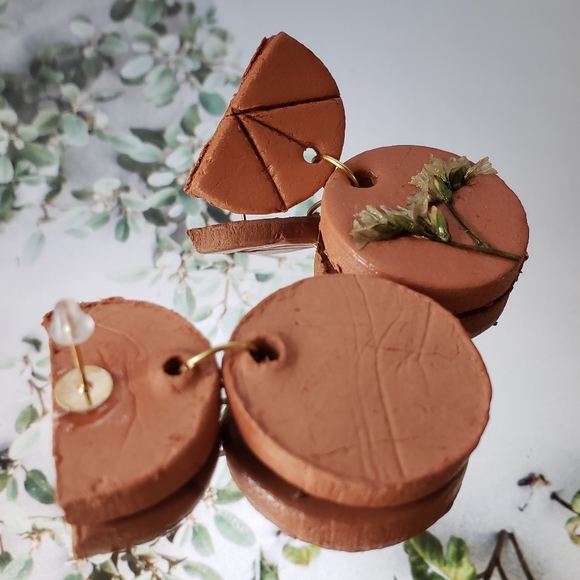 Handmade terra cotta earrings with real flowers - Picture 5 of 6